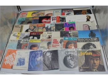 BINDER OF 45RPM RECORD SLEEVES (MICHAEL JACKSON, JOHNNY CASH)