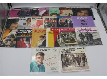 BINDER OF 45RPM RECORDS IN SLEEVES (STEVIE WONDER, KENNY ROGERS, BOBBY VINTON)