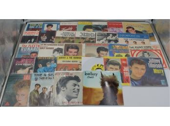 5 BINDERS OF VINYL RECORDS 45RPM MISCELLANEOUS IN BINDER PAGES (ELVIS, FLEETWOD MAC, BON JOVI)