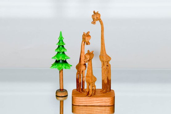 1999 Signed Hand Carved Wooden Giraffe Family And Tree 6.5'