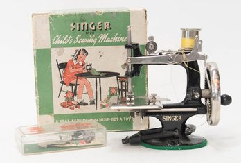 1950s Singer Child's Sewing Machine No. 20 In Original Box