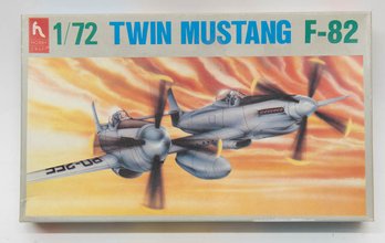 Hobby Craft Twin Mustang F-82 1:72 Model Kit
