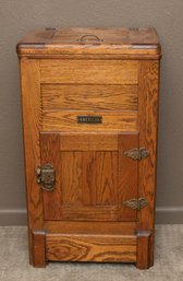 Antique American Gruendler Ice Box In Oak