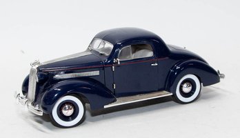 Signature 1932 Blue Pontiac Deluxe 1/18 Scale