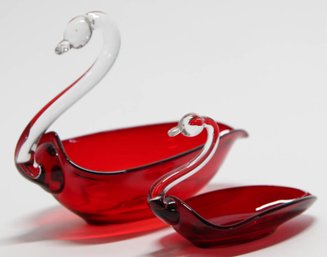 Duncan Miller Ruby Red Swan And Baby Bowls