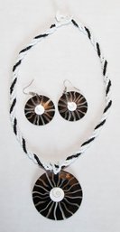 Black And White Seed Bead Laba Laba Shell Pendant Necklace