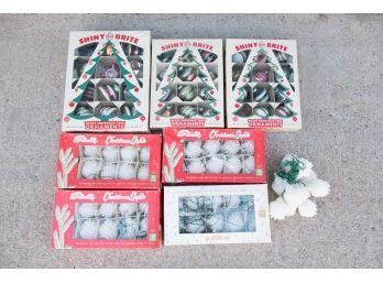 Vintage Silvestri Pinecone Lights And Shiny Bright Ornaments