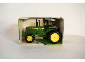 ERTL John Deere 4850 MFWD Row Crop Tractor 1/16 Scale #1