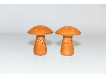 Vintage Royal Sealy 5' Mushroom Salt And Pepper Shakers