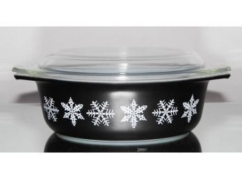 Pyrex Black Snowflake 1.5 Qt. Oval Covered Dish