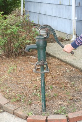 (316) Antique Vintage Cast Iron Hand Crank Water Pump : F&W Kenoalle Ind. Marking: H142/H143