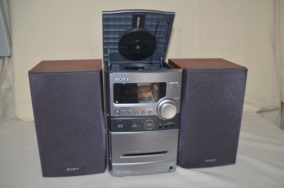 137) Sony MP3 Stereo System: Cassette, CD, Radio Model HCD-NEZ30 - Radio Works - CD And Cassette Not Tested