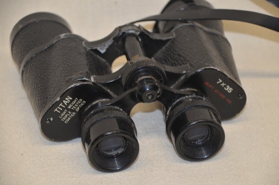 400) Vintage Titan Binocular 7x35 367 Ft At 1000 Yards