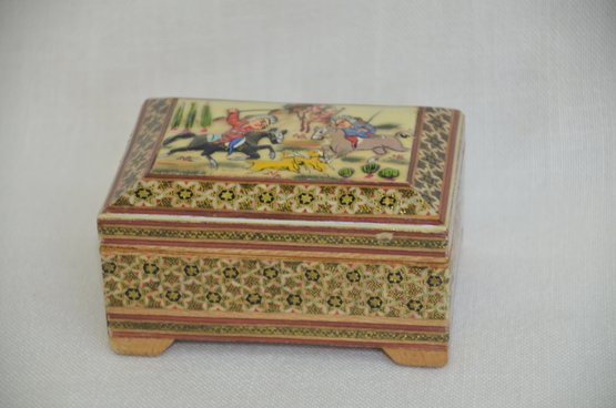 83JS) Vintage Asian Motif Wooden Trinket Box Inlay Lacquer Battle Scene Lined Hinged Box