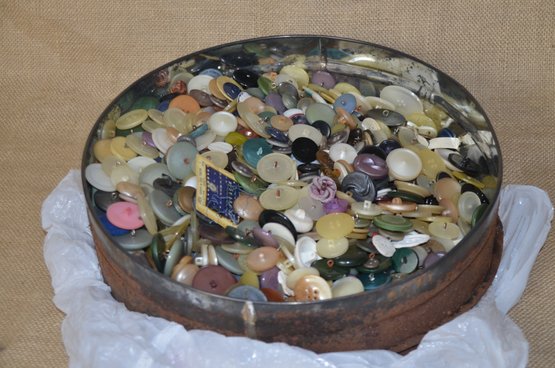 (#74) Tin Full Of Vintage Buttons