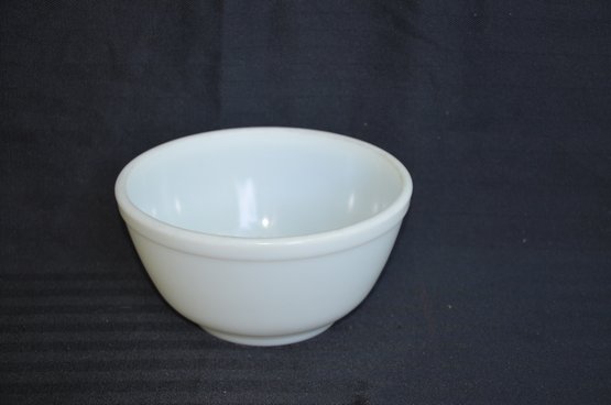121) Vintage Pyrex White Glass Mixing Bowl 7'