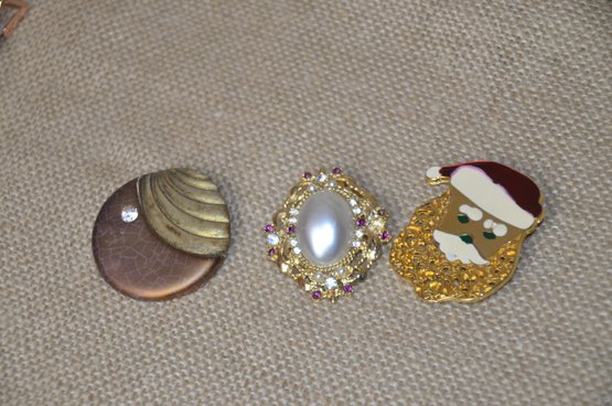 (#62) Assorted Lot Of Pins: Santa Clause ~ Gold / Bronze ~ White Pearl