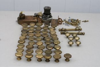 (#21)  Brass   46-cabinet Knobs / 2  Cabinet Pulls & 6 Smaller Knobs