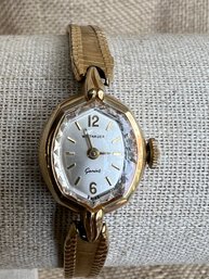 (#31) Vintage Whitnauer Genove Ladies Watch Gold Tone