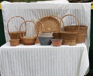 (326) Assortment Of 15 Baskets, Different Sizes And Shapes Check Photo's