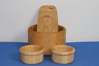 (#336)  3 Wood Salad  Bowls And  Bamboo Tray/cutting Board Check Description