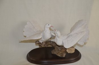 89) Vintage Porcelain Kissing White Love Bird Doves Statue Sculpture Figurine On Wood Base 8.5'H