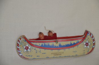 128) Vintage Souvinier Connecticut Turnpike Canoe With 2 Dolls ( Canoe Ripped)