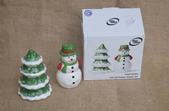 (#51LS) The Cellar Ceramic Christmas Tree And Snowman  Salt Pepper Shaker 4' In Box