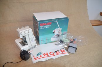 (#124) Singer Tiny Serger Machine Overedging Machine Model TS380A With Box