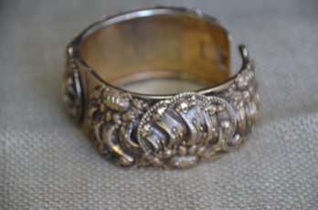 (113) Vintage Wide Bangle Bracelet Gold Tone Floral