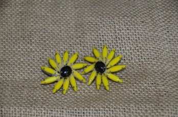 (117) Vintage Weiss Yellow Milk Glass Flower Clip Earrings