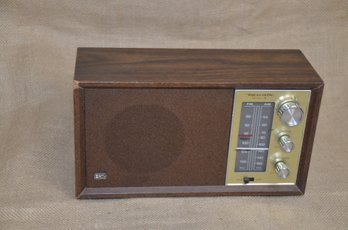 (#64) Vintage Realistic AM-FM Radio MTA-8 Model #12-689