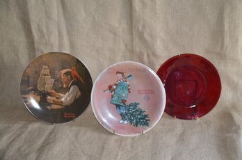 (#117) Vintage Decorative Rockwell SCOTTY GETS HIS TREE 1974 ~ Knowles PlateTHE SHIP BUILDER ~ Red Glass Plate