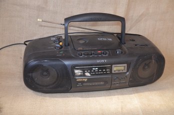 (#108) Portable Sony CD / Cassette Player - Radio Part Works