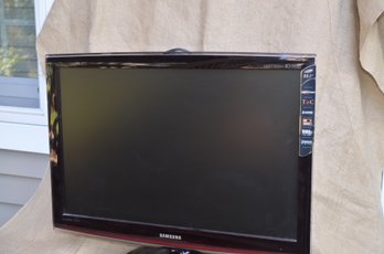 (#16) Samsung 25.5' HDTV Monitor Model T260HD With Remote Swivel Base
