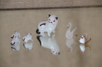 32) Miniature Porcelain 6 Pieces Of Animals Cat Family, Bird, Swan