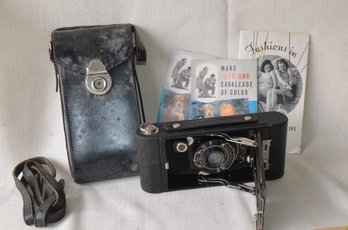 85) Vintage Hawkeye Eastman Kodak Folding Cartridge Camera With Case And Brooklet