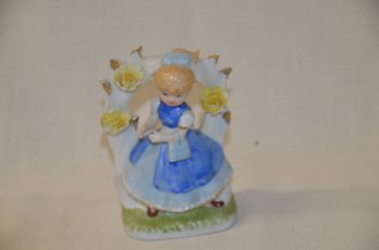 15LS) Porcelain 5' Flower Girl Figurine Unmarked