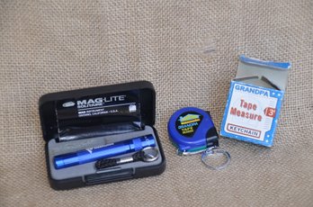 (#61) Travel Mag-Lite Solitaire And Measuring Key Chain