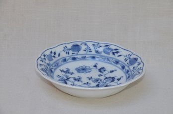 63) Vintage Porcelain Blue White 6.5' Round Shallow Serving Bowl