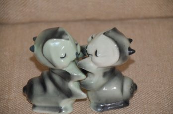 (#75) Vintage Van Tellingen Hugger Bendel Love Bugs Salt & Pepper Shakers Porcelain Petite