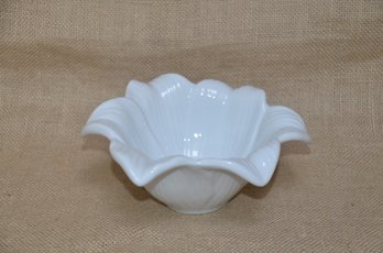 (#64) Pier 1 Imports Porcelain Tulip Shape Dip Bowl 8'
