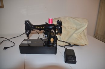 (#1) Vintage Singer Sewing Machine Portable Model B2-21-8 - Works