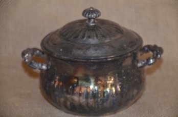 95) Leonardo Silver Plate Covered Sugar Bowl