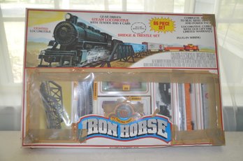 (#39) Vintage No Electric IRON HORSE Steam Locomotive Train With Tender And 4 Cars Gear Driven 86 Pieces