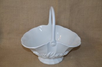 (#127) Vintage White Glass Milk Glass Handle Basket 11.5x8
