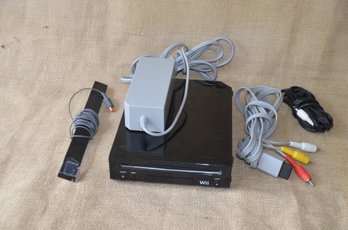 (#111) Wii Black Nintendo 2006 Console With Cords