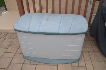 (#15) Rubbermaid Cushion Storage Outdoor Bin