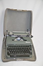 (#59) Vintage Olympia Deluxe Manual Typewriter In Metal Case - Excellent Condition