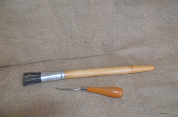(#87) Large Paint Brush 12' And Rug Hook Tool